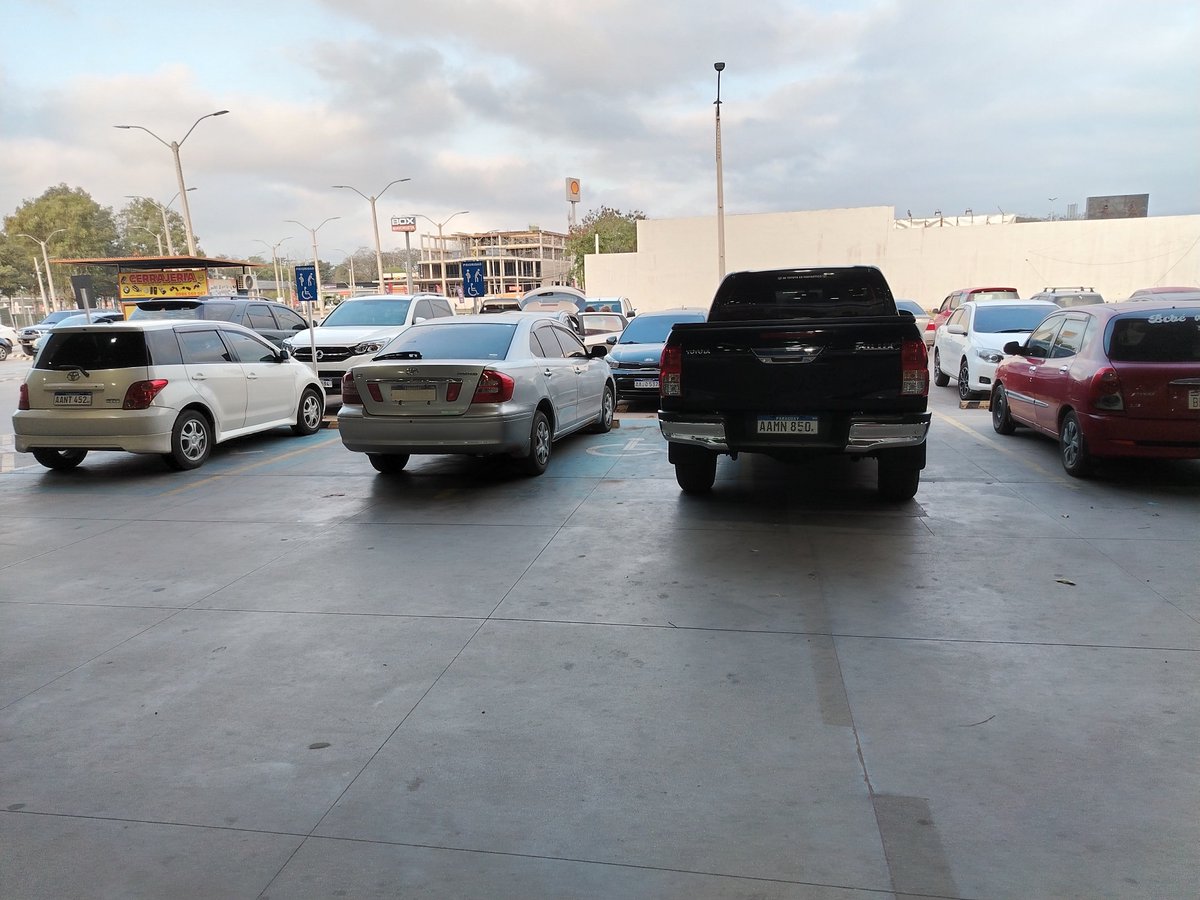 CaballeroAlbert's tweet photo. @boludosconHilux hasta con discapacidad para estacionar https://t.co/Dr2FIXlhMm
