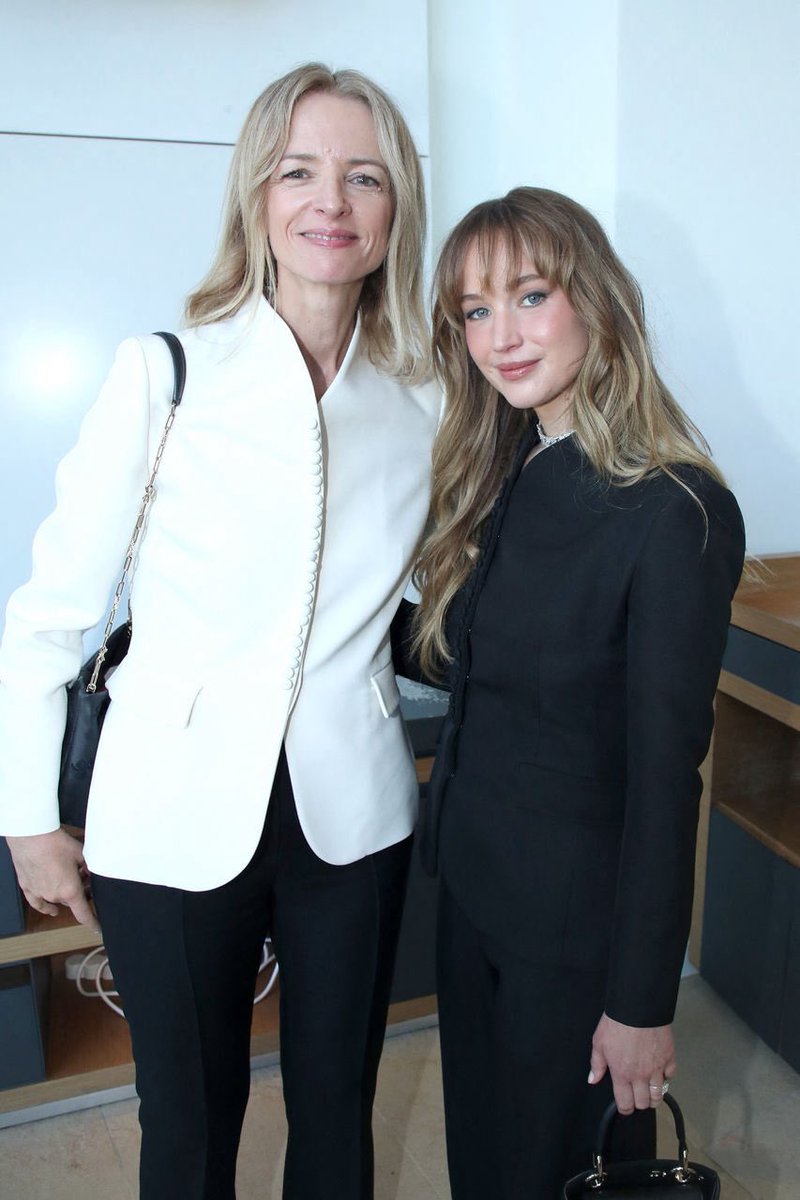 jlawsupdate's tweet photo. Jennifer Lawrence with actress Urassaya Sperbund and Delphine Arnault, CEO of Dior, at the LVMH Prize ceremony today! 📸 https://t.co/IDPtd6eXuq