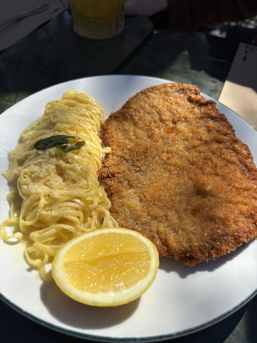 sntmagui's tweet photo. Qué fruta noble una milanesa con fideos https://t.co/CancS2O8Lq