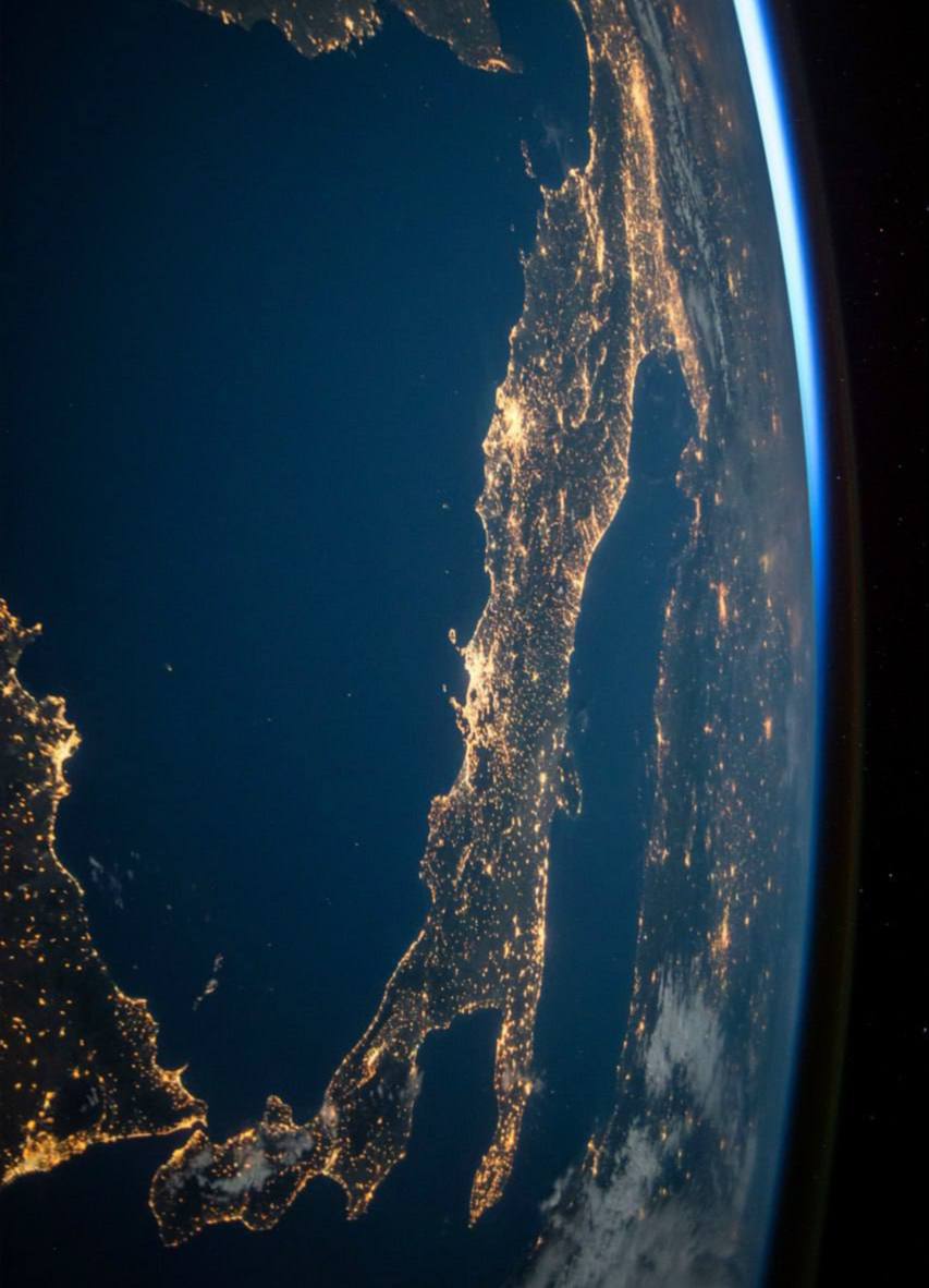 konstructivizm's tweet photo. This is what Italy looks like at night from the ISS. 🛰️

Italy is located in Southern Europe, in the center of the Mediterranean.
It is bordered by the Adriatic, Tyrrhenian, Ligurian, and Ionian seas. 🌊 https://t.co/DkETqmQrnt