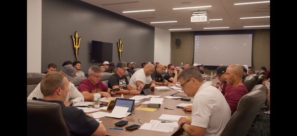 ChrisKarpman's tweet photo. How many people/moving parts are there to run a successful football P4 football program? This is their pre-practice morning meeting. It's like this every day. https://t.co/sHyIr0YHLj