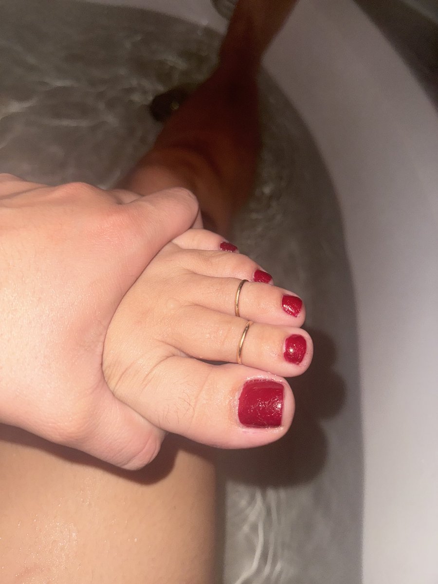 MissSize10Doll's tweet photo. Bath time #feet #footfetısh #feetfinder https://t.co/zDY2TUsUpK