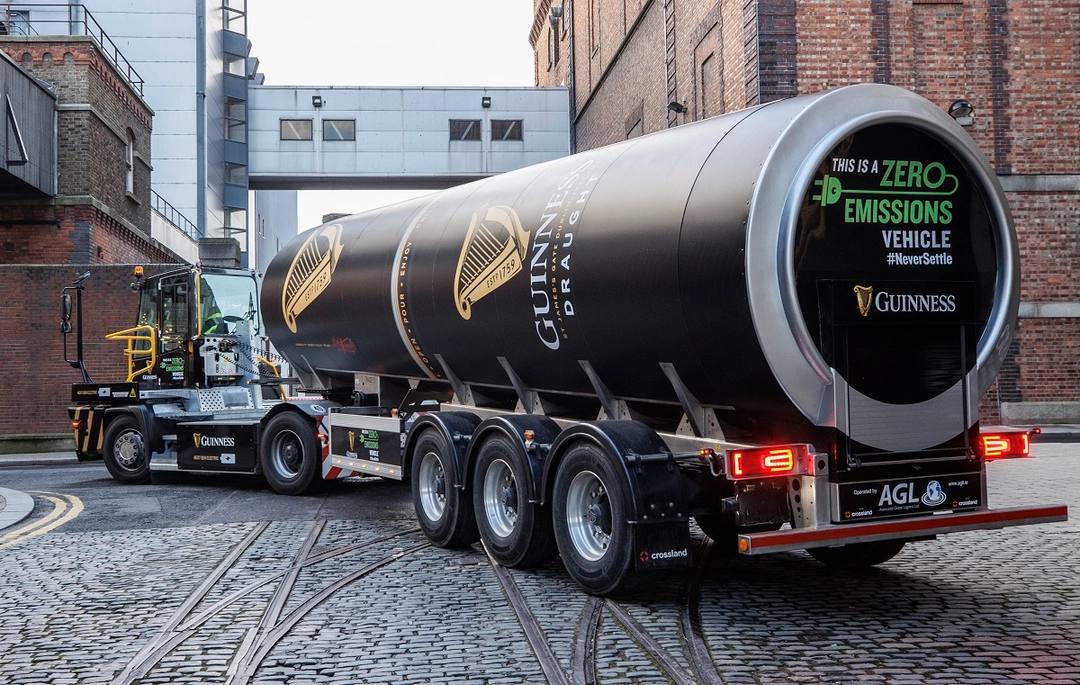 nexta_tv's tweet photo. 70,000 pints of Guinness stolen in the UK

Thieves stole two trailers loaded with beer. The crime took place in an industrial area of Runcorn, near Liverpool. 

According to police, the thieves arrived at a warehouse at night in two trucks, broke the locks and stole 800 kegs of the drink. 

The stolen beer is estimated to be worth around £200,000