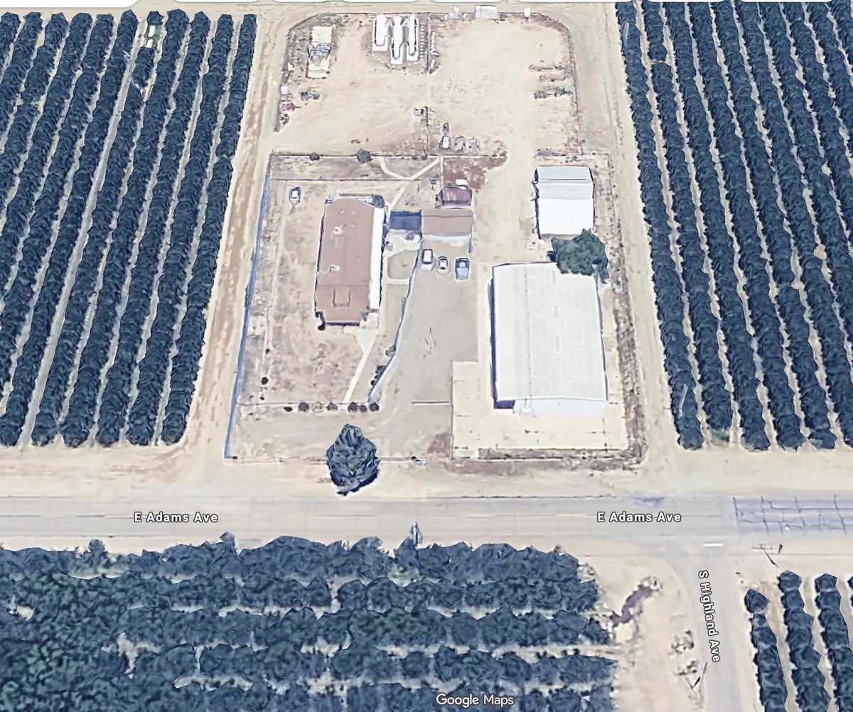 reb8t_upland's tweet photo. My first farm is getting shape. Tried to build it like the real world farm. @UplandMe https://t.co/2NGEoaP2b6