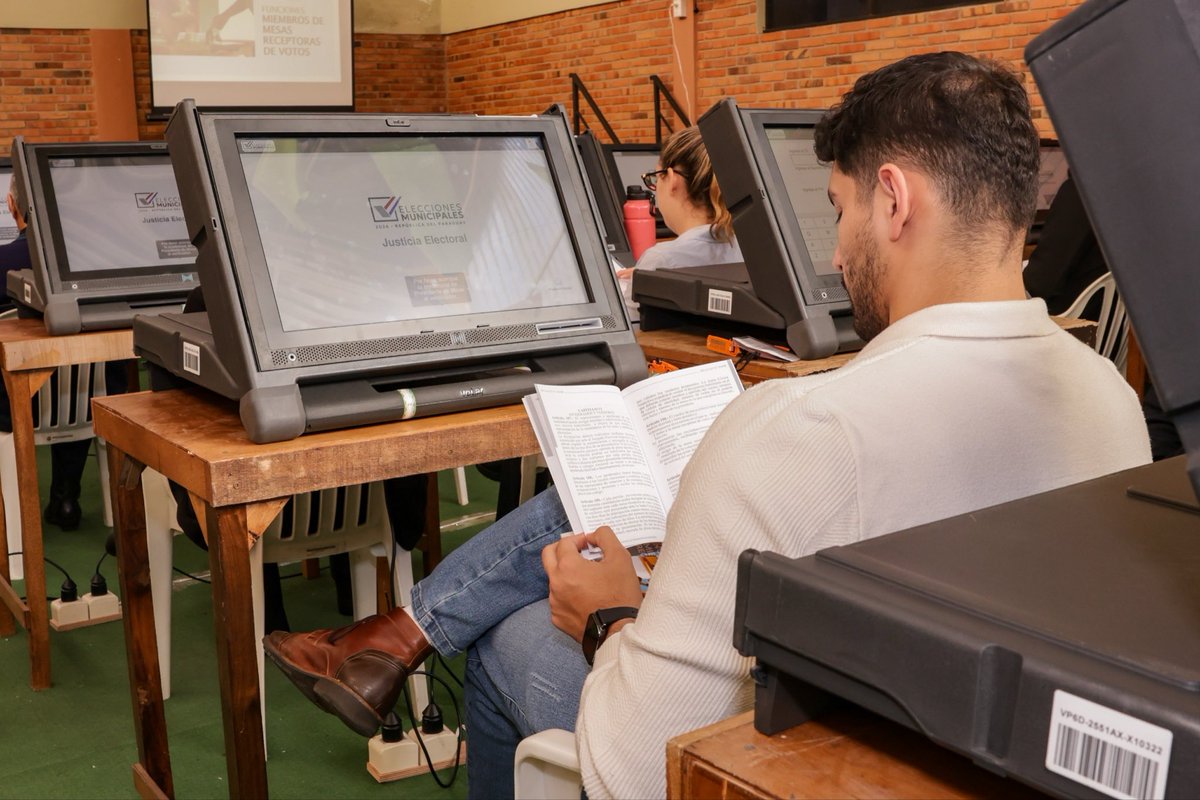TSJE_Py's tweet photo. 🖥️ En el marco de las #EleccionesMunicipales2026, el Centro de Información, Documentación y Educación Electoral (CIDEE), brindó capacitación sobre el uso y manejo de las máquinas de votación. 🧵 https://t.co/S7xK0HMGzr