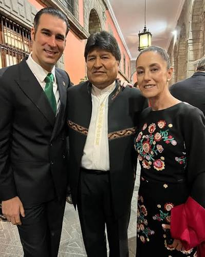 GuacamayanLeaks's tweet photo. México convertido en refugio VIP de la izquierda, esos mismos personajes que son despreciados en sus paises, reciben trato preferencial.

- Gustavo Petro aterriza en Palacio Nacional. @Claudiashein  lo recibe, le publica el libro con el @FCEMexico y lo invita a dar conferencias pagadas. 

- Pablo Iglesias no vino de turista: aquí tiene micrófono, gira, Canal Red y contratos públicos de "comunicación" por millones. 

- Evo Morales siempre halla en México tapete rojo cuando en Bolivia ya no le alcanza el relato, él y toda su familia. 

- Miguel Díaz-Canel agradece envíos, barcos y solidaridad mientras su isla se cae a pedazos.

Austeridad para el mexicano. Atenciones de lujo para Petro, Iglesias, Evo y Díaz-Canel. Eso no es política exterior. Es club de sobrevivientes con cargo al erario.