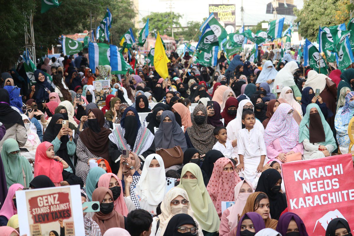 JIwomenKarachi's tweet photo. پیٹرول لیوی بھتہ ٹیکس کی ظالمانہ وصولی کے خلاف دھرنے میں
 جے آئ یوتھ کی جانب سے    خواتین یوتھ بیٹھک کا انعقاد کیا گیا ۔ جس میں مختلف شعبوں سے یوتھ کی بڑی تعداد میں شرکت کی۔ اس پروگرام میں یوتھ جرگہ اور کسوٹی کے سگمنٹ بھی رکھے گئے ساتھ ہی یوتھ کے درمیان پلے کارڈز کمپٹیشن بھی رکھا گیا تھا ،جس میں یوتھ نے جوش و خروش کے ساتھ حصہ لیا۔
بھتہ_لیوی_سرکارنامنظور
BhattaLevyKhatamKro 
NoMoreBhattaLevy 
JIDharnaAgainstBhattaLevy 
HafizNaeemRehman
#4thSep_HijabDay_2026