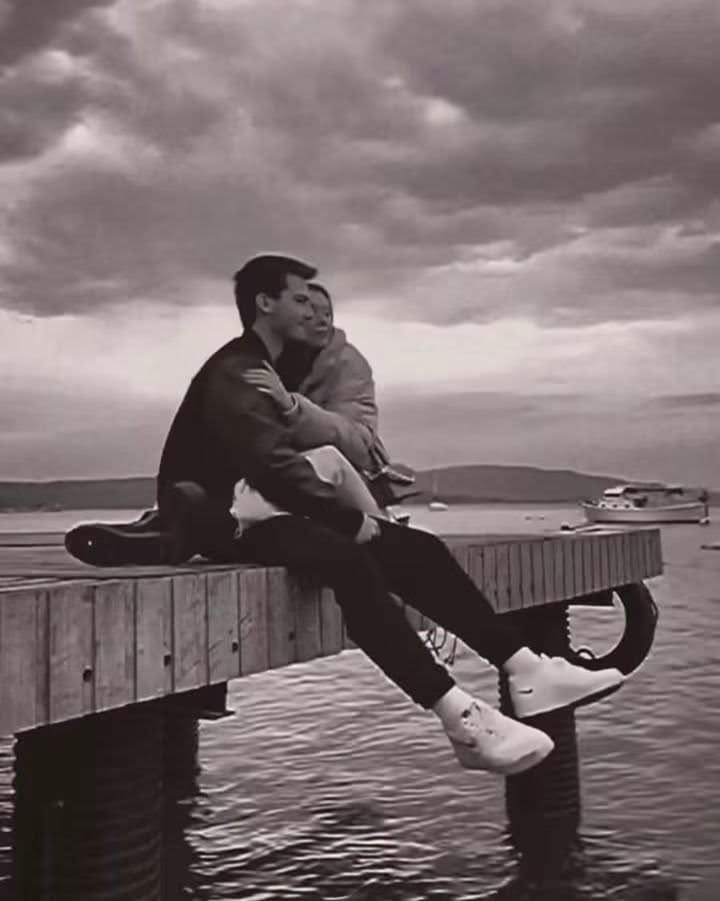 literlandweb1's tweet photo. "La cobardía es asunto
de los hombres,
no de los amantes.
Los amores cobardes
no llegan a amores
ni a historias,
se quedan alli..."
Silvio Rodríguez https://t.co/73eNbHtnrR