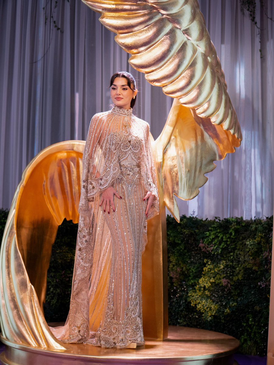 azadkhayalbkup's tweet photo. Honestly lost for words, Hande Erçel looking like royalty 👑 walking through the venue. 🔥 

#HandeErçel #TurkishCeleb https://t.co/watgdhOIXk