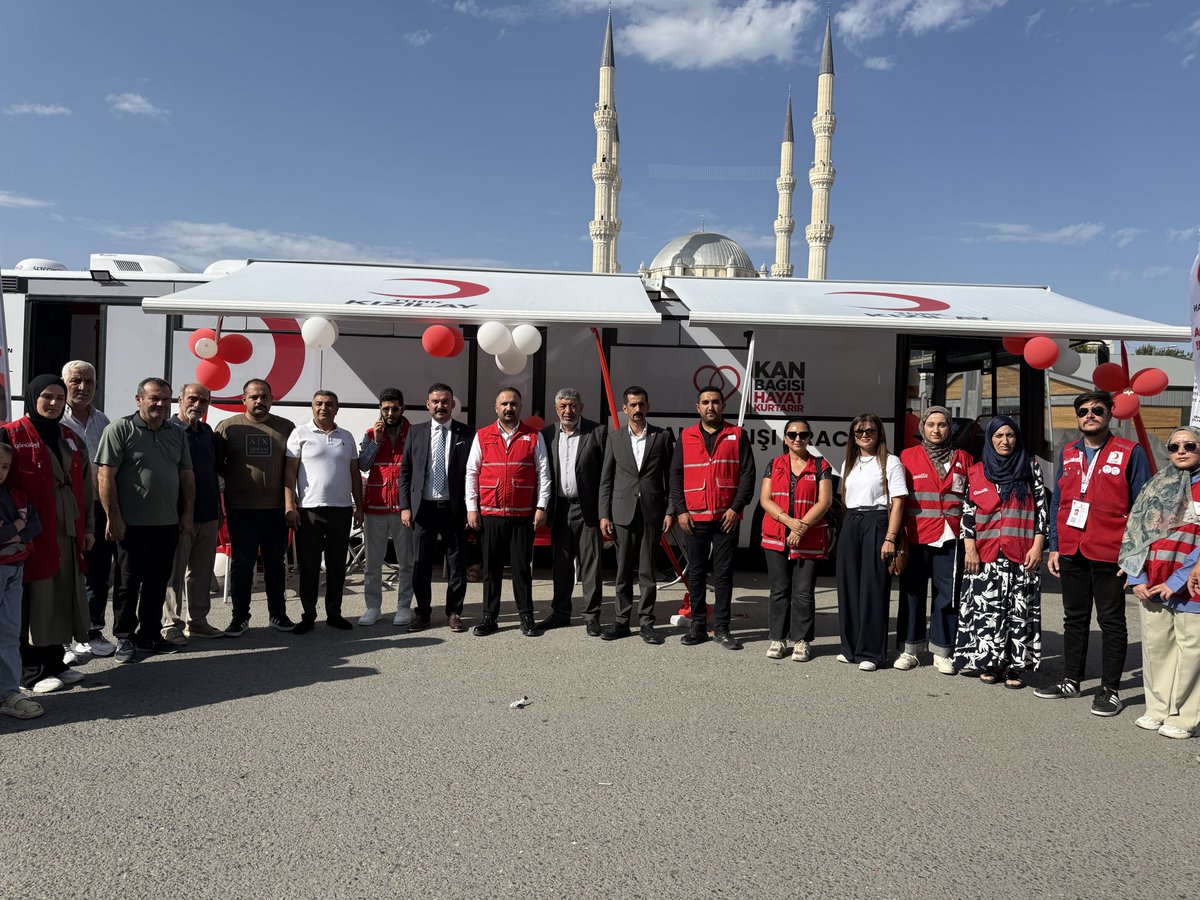 Hseyin0760's tweet photo. 🩸 Iğdır’ımızda Kan Bağışında Yeni Dönem

Bugün açılışı gerçekleştirilen Türk Kızılay Sabit Kan Alma Aracı’nın hizmete girmesi vesilesiyle düzenlenen programa; Iğdır Valimiz Sayın M. Fırat Taşolar, il protokolümüz, Karakoyunlu Belediye Başkanımız Sayın Bayram Ali Ballı, Merkez İlçe Başkanımız Sayın Erşan Balo, Ülkü Ocakları İl Başkanımız Sayın Alpaslan Çelikten ve teşkilatımızla birlikte katılım sağladık.

Iğdır’ımıza bu anlamlı hizmetin kazandırılmasında emeği bulunan Iğdır Valiliğimize, hayırseverlerimize, Türk Kızılay Iğdır Şube Başkanı Prof. Dr. Ali İhsan Atalay’a ve Kızılay ekibine teşekkür ediyoruz.

Tüm hemşehrilerimizi kan bağışında bulunmaya davet ediyoruz.

Bir ünite kan, bir hayata umut olsun. 🩸