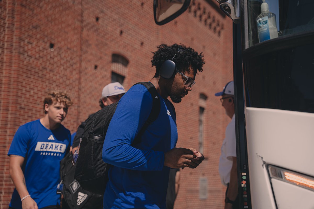 DrakeBulldogsFB's tweet photo. 𝐏𝐚𝐜𝐤𝐞𝐝 𝐮𝐩 𝐚𝐧𝐝 𝐫𝐞𝐚𝐝𝐲 𝐭𝐨 𝐫𝐨𝐥𝐥 🚌

#DSMHometownTeam https://t.co/0IabihfrPl