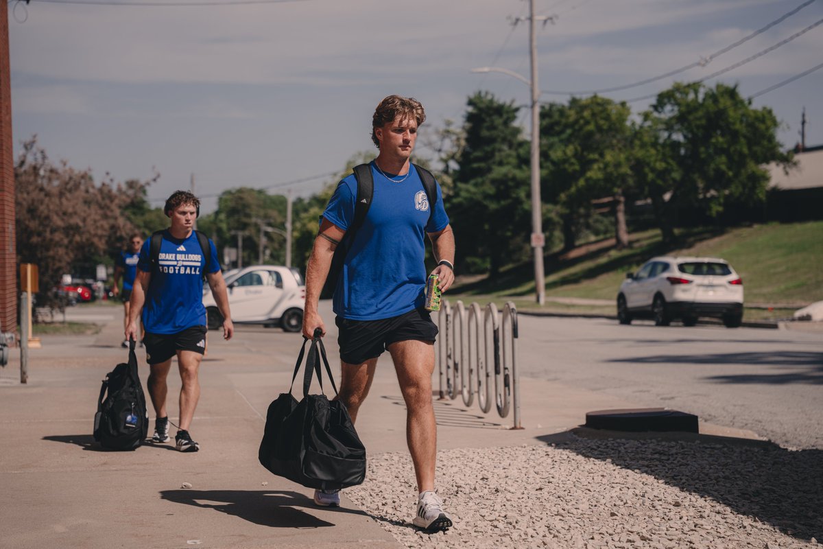 DrakeBulldogsFB's tweet photo. 𝐏𝐚𝐜𝐤𝐞𝐝 𝐮𝐩 𝐚𝐧𝐝 𝐫𝐞𝐚𝐝𝐲 𝐭𝐨 𝐫𝐨𝐥𝐥 🚌

#DSMHometownTeam https://t.co/0IabihfrPl