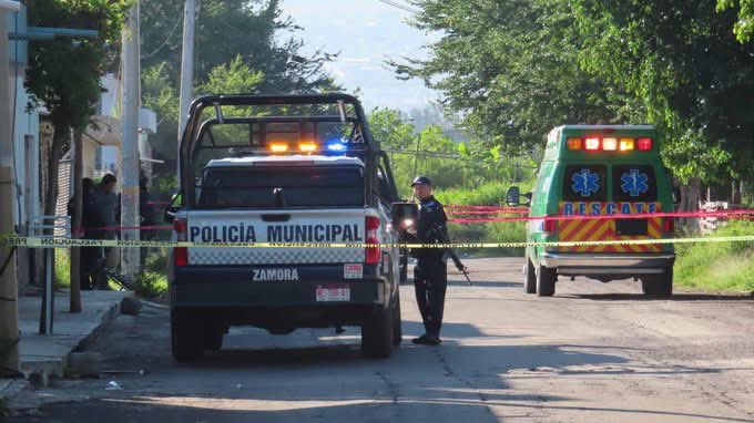 JJDiazMachuca's tweet photo. UNA BEBÉ DE 8 MESES HERIDA Y SU MADRE ASESINADA: EL MÉXICO REAL

Esta mañana, en Zamora, Michoacán, hombres armados irrumpieron en una vivienda y asesinaron a balazos a los hermanos Diana Soledad, de 23 años, y Daniel Israel, de 19.

En medio del ataque quedó herida una bebé de apenas 8 meses, hija de Diana, quien recibió un disparo en una pierna y tuvo que ser trasladada a un hospital.

Esto ocurrió hoy, 4 de septiembre.

Mientras Claudia Sheinbaum (@Claudiashein) y su secretario de Seguridad, Omar García Harfuch (@OHarfuch), siguen presumiendo cifras y asegurando que la violencia disminuye, una bebé termina en un hospital después de que asesinaran a su madre.

¿También esta es la realidad que quieren tapar con sus informes y estadísticas?