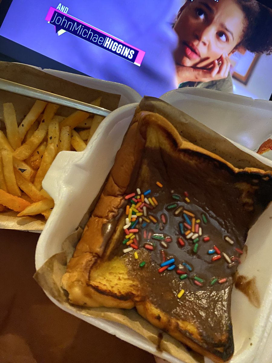 dollettea's tweet photo. makann terusssss di kamar sambil netflix-an https://t.co/ZpOv27JnUI