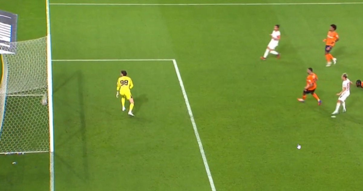 CrowleyMoz's tweet photo. Aynı pozisyon.

En Nesyri'nin şutu gol verilmedi.
Osimhen'in şutunda gol verildi. https://t.co/eieQpOCA6z
