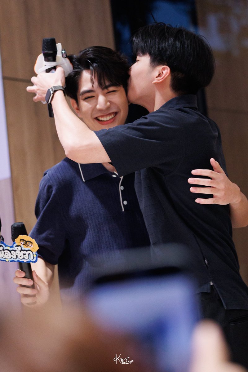 draftoast's tweet photo. mind you that sea is still 21, he hasn’t even graduate yet, he’s still back and forth Chonburi-bangkok bcz his family is still there and he’s the eldest son, obv buying gold bars does require a lot of consideration, yet he still bought it for keen. It says a LOT about them 🤍 https://t.co/H4GgycDMec