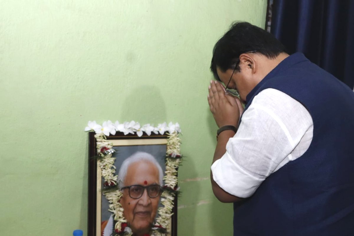 NitinNabin's tweet photo. बिहार राज्यगीत के रचयिता, वरिष्ठ कवि एवं गीतकार श्रद्धेय सत्यनारायण जी के निधन का दुःखद समाचार कुछ दिनों पूर्व प्राप्त हुआ था। बिहार प्रवास के दौरान, आज उनके पटना स्थित निवास स्थान पर पहुंचकर उन्हें श्रद्धांजलि दी एवं शोकाकुल परिजनों से मिलकर अपनी गहरी संवेदनाएं व्यक्त कीं।

अपनी लेखनी के माध्यम से बिहार के गौरव और सांस्कृतिक चेतना को स्वर देने वाले श्रद्धेय सत्यनारायण जी का साहित्यिक योगदान सदैव स्मरणीय रहेगा।