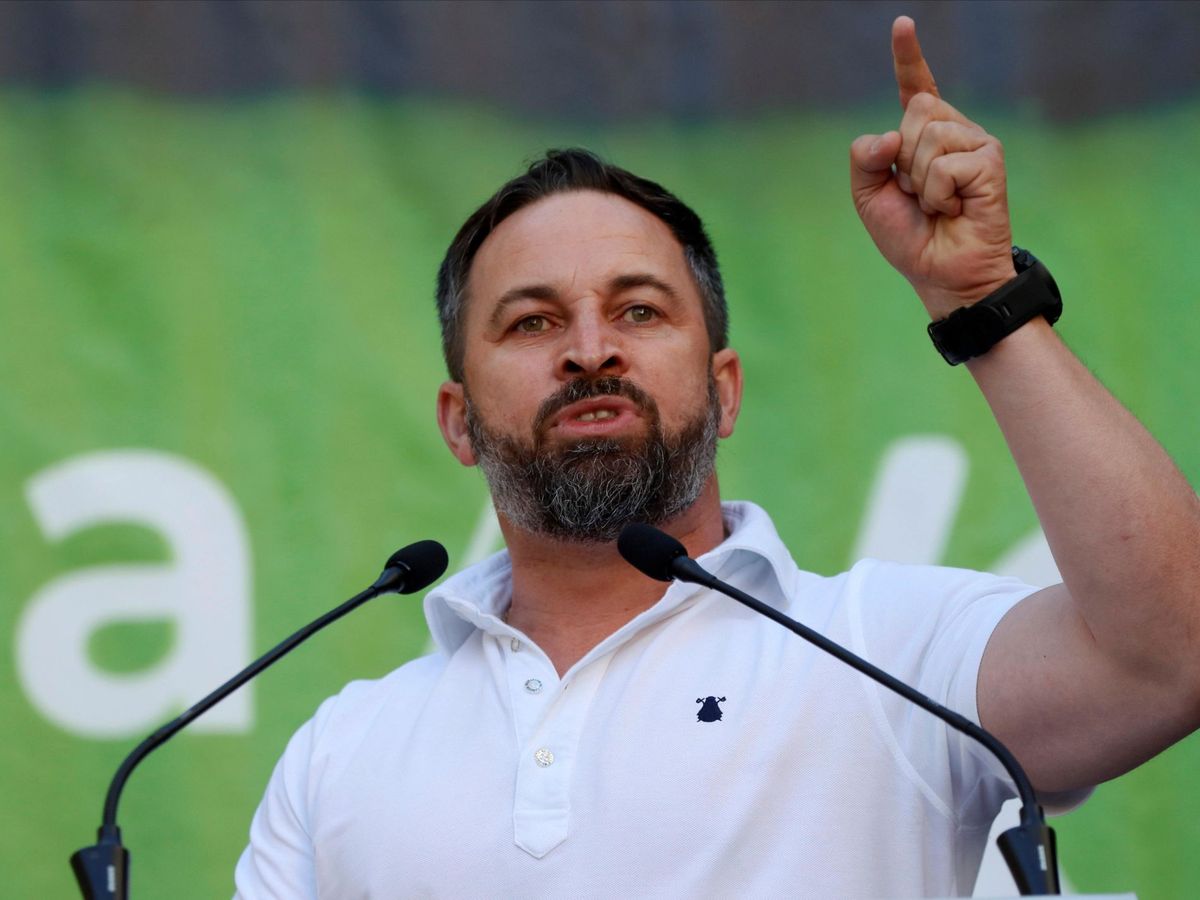 Rafael_Narbona's tweet photo. ¿Cómo será la próxima campaña electoral de Vox? Abascal prometerá menos bomberos y más toreros, menos médicos y maestros y más policías antidisturbios, menos libros y más porras extensibles, menos cultura y más procesiones, menos museos y más prisiones. Feijoo asentirá con su estolidez consuetudinaria, Rafael Hernado se reirá señalando el cadaver de Aylan, Ayuso moverá los ojos como si fueran dos bolas de billar enloquecidas, MAR eructará, Aznar emitirá risitas de hiena, Marcos de Quinto apurará un botellín de cerveza con la bandera de España a modo de capa y la multitud, aturdida por el soma, aplaudirá y gritará: "Vivan las cadenas".

Muy pronto en las calles y plazas de España. Yo intentaré soportar la situación viendo La matanza de Texas, un espectáculo mucho menos cruento.