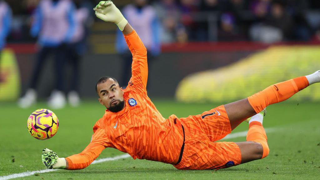 Chibae4u's tweet photo. What is the fate of Robert Sánchez at Chelsea @grok?
It appears that his No 1 shirt has been taken away from him and given to Dibu Martinez 

Put him in the jersey of his possible future club https://t.co/gK6I2RiPyo