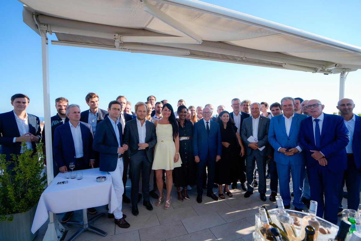 partiudr's tweet photo. À Nice les élus et cadres de l'UDR réunis autour de leur président, tournés vers les prochaines échéances décisives pour la France 🚀 https://t.co/zRmaiBwQOx
