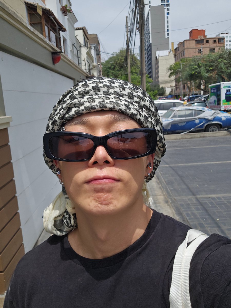 jzzzindaeyo's tweet photo. 260905 Bobby sent selca, he went out to the park 

🐰 Came out to the park
🐰 I dropped off my laundry, so these are the only clothes I have
🐰 Walking alone in Peru is amazing!
🐰 It's hot
💬Kim Jiwon don't bite your fingernails
🐰How else am I supposed to clip my fingernails with my teeth
🐰 A bunch of dangerous items

Whoaaa have fun Bobby 🫶
#BOBBY #바비 @bobbyranika