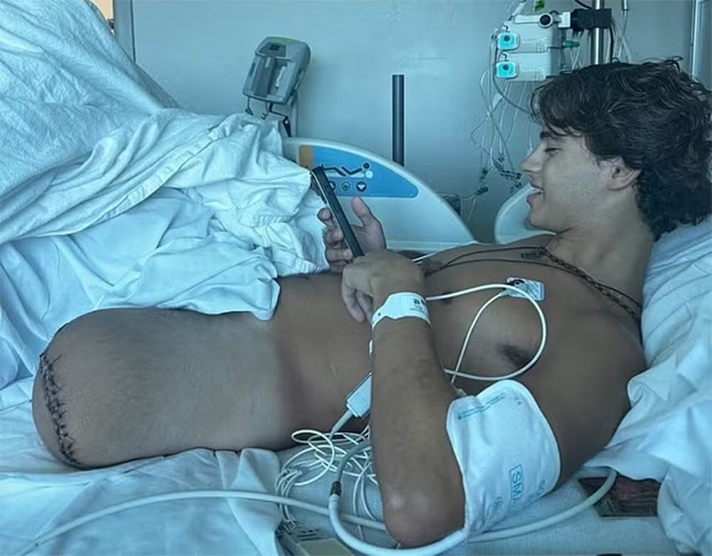 sitepopmais's tweet photo. Ex-participante do Survivor Grécia, que perdeu a perna durante o reality, está processando os produtores do programa e pede uma indenização de cerca de R$ 510 milhões.

Stavros Floros, de 21 anos, perdeu a perna esquerda ao ser atingido pela hélice de um barco turístico enquanto participava de uma atividade de pesca submarina na Ilha Saona, na República Dominicana.
