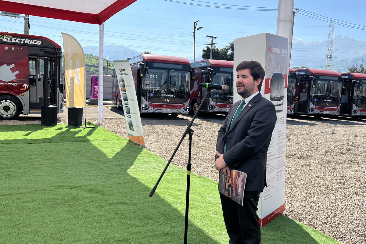 Subtrans's tweet photo. Más electromovilidad para Chile 🚍⚡️

En Colina, el subsecretario Martín Mackenna participa en la inauguración del electroterminal de la empresa Buses OK.

Como Gobierno 🇨🇱 valoramos estas iniciativas privadas que contribuyen a una movilidad más moderna y sostenible. https://t.co/x6aLkSPuuG