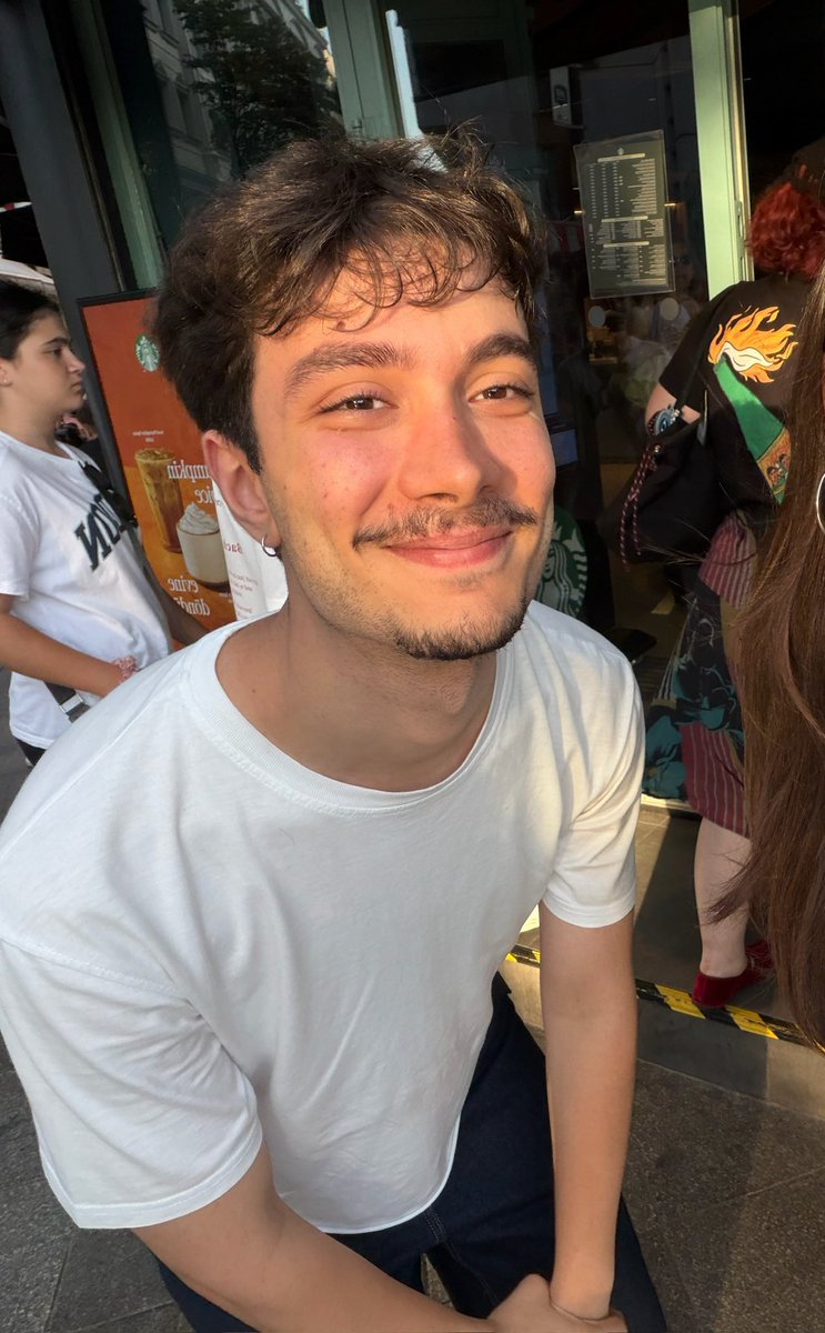 asiesann's tweet photo. aglicammm yusuf onunla cekilenlerden fotograflari isteyip biriktiriyormus😭😭😭 nolur birileri bir sey yapsin su cocuk idol olsun nolurrrr https://t.co/gzGm1ohNk5