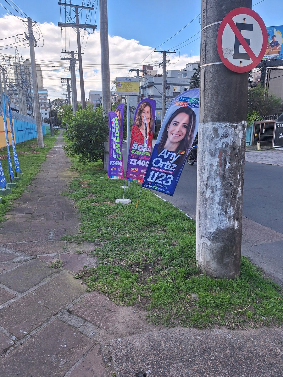 Dougkaue's tweet photo. Esquina da Coronel Lucas de Oliveira X Ipiranga em Porto Alegre/RS. Engraçado que rasgaram apenas os de candidatos de esquerda, os do Zucco baby e Aninha neoliberal ficaram intactos.

@ManuelaDavila 
@Pimenta13Br 
@sofiacavedonPT 
@ptbrasil 
@psol50 https://t.co/1dunGQ27nC