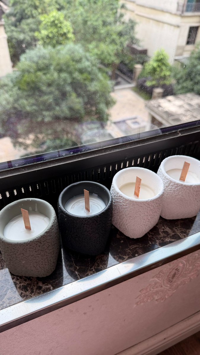 cora1992s's tweet photo. Looking back, this was definitely one of my favourite little London moments lately 🤍🕯️ https://t.co/64qARkiDCQ