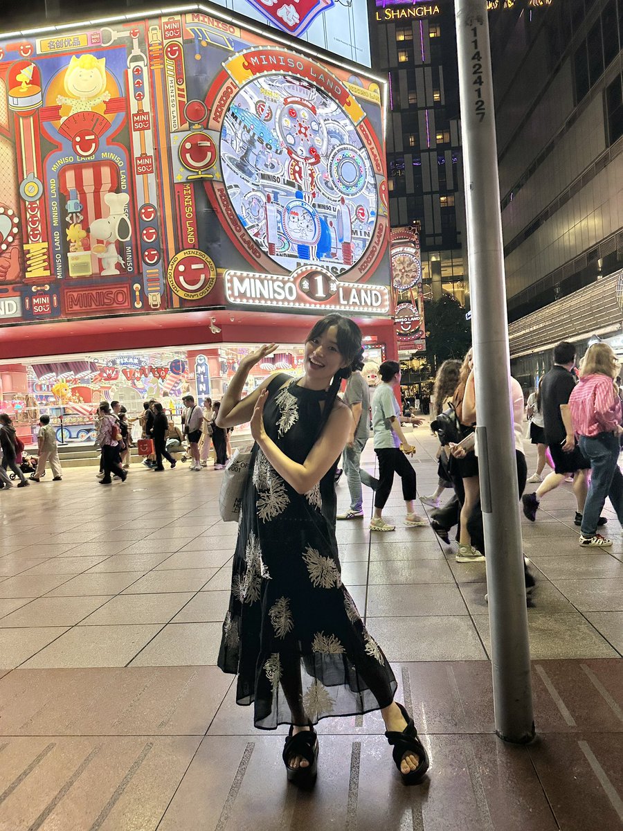konoooomin's tweet photo. 上海にきたよ🇨🇳

ずっと来てみたかった！
うれしいっ✨

街がとんでもなく煌びやかで
お祭りみたい！たのしい！ https://t.co/m3vW0SnDce