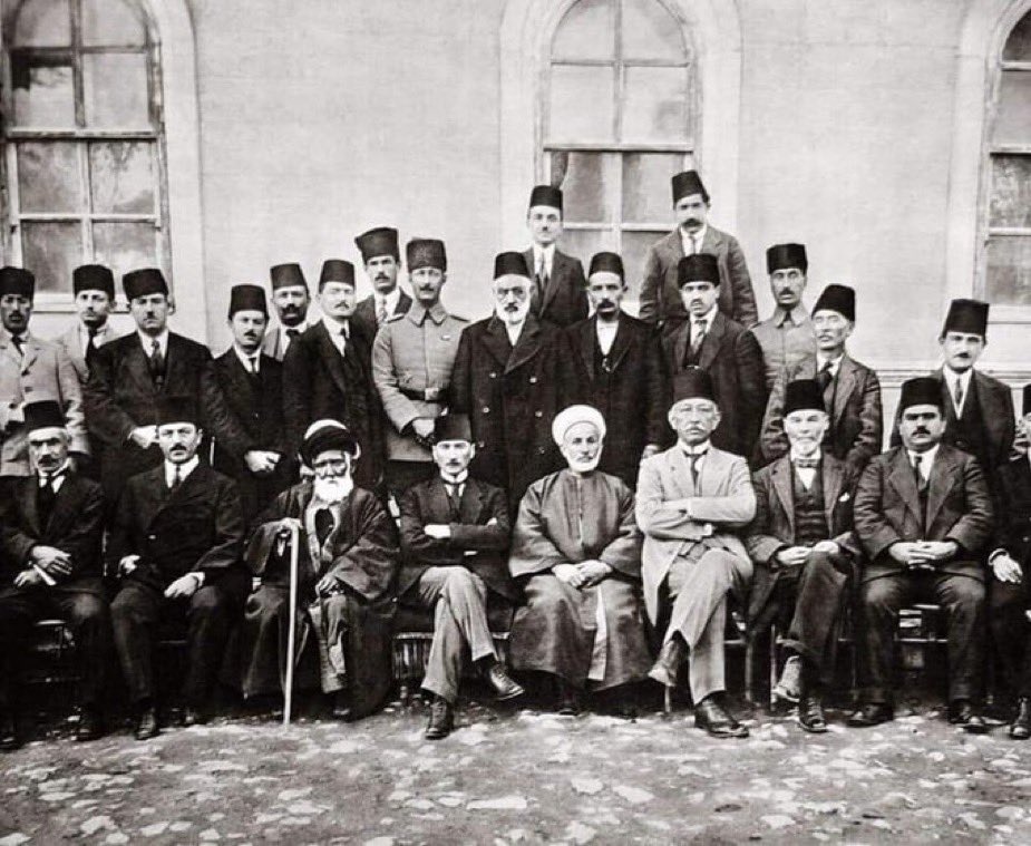 TTAgrup's tweet photo. Takım elbise ödünç fakat duruşu, fikirleri, eylemleri her zaman kendisinindi.

Milli sınırlar içinde vatan bir bütündü, manda ve himaye kesin olarak reddedilmişti.

Resmen "Ya İstiklâl Ya Ölüm" diye haykırıyordu.
#SivasKongresi https://t.co/SVh1kKzVvf