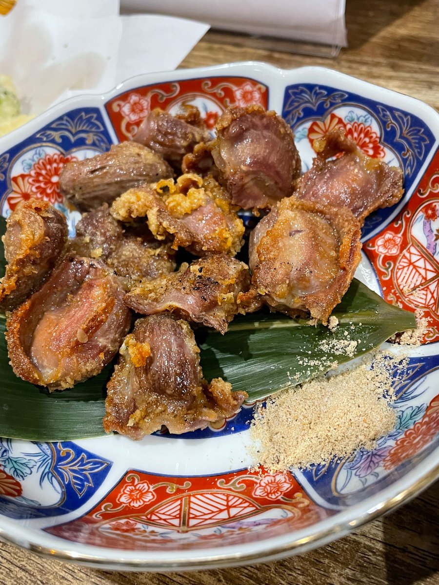 wakaitter's tweet photo. たかさん研究の成果！
《深夜の馬鹿ヂ粉使用》
自家製マッシュポテトと
手仕込み砂肝の唐揚げ‼️

頭からガブりと骨まで美味いぜ！
いわしの丸ごと天ぷら🐟

そして〆は
親父さんのお味噌汁でほっこり🥹

あー、満腹満足😋🤣🥢
 #たかところ #ijuin #しんばか https://t.co/jOtXXGfVNh