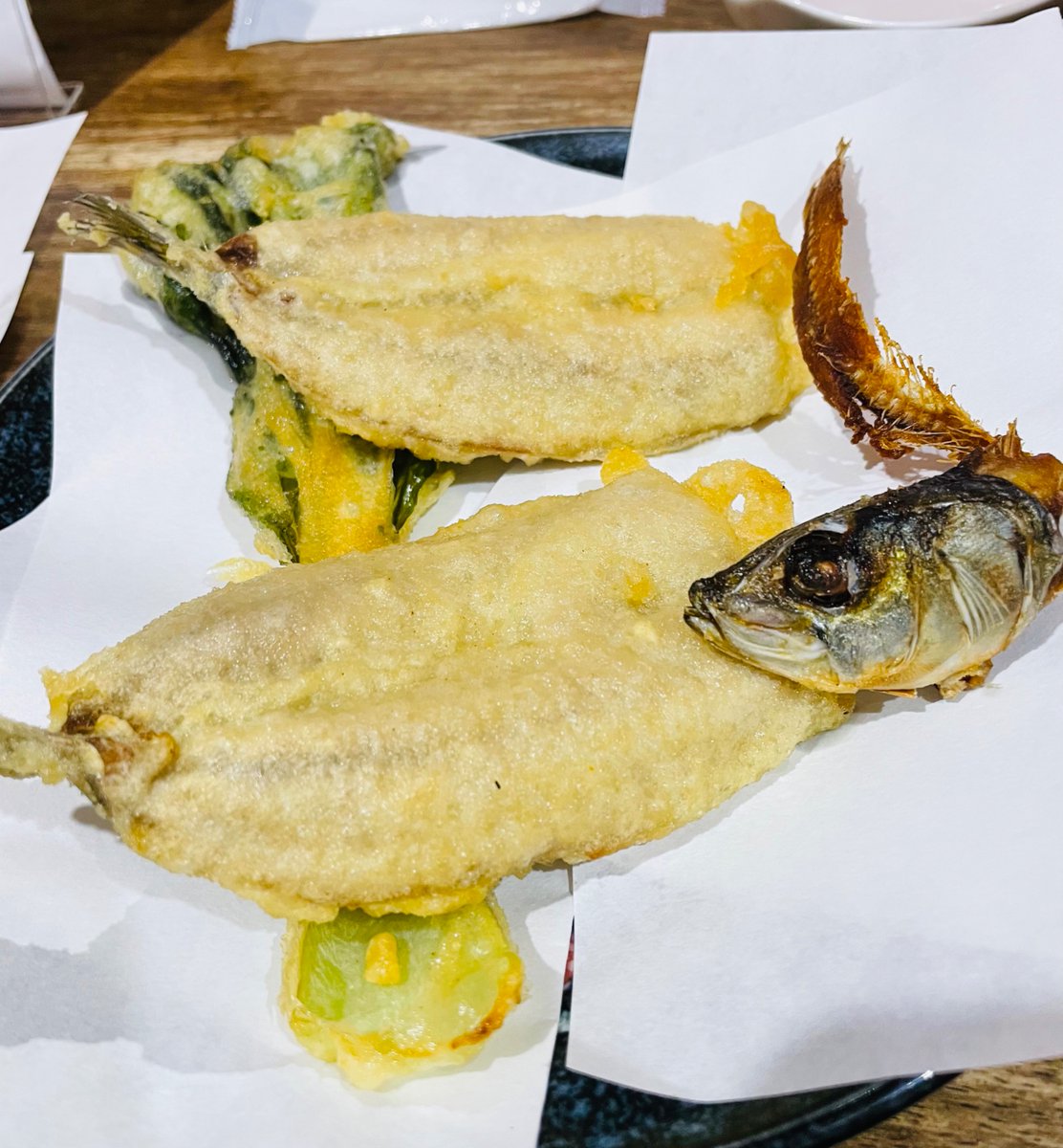 wakaitter's tweet photo. たかさん研究の成果！
《深夜の馬鹿ヂ粉使用》
自家製マッシュポテトと
手仕込み砂肝の唐揚げ‼️

頭からガブりと骨まで美味いぜ！
いわしの丸ごと天ぷら🐟

そして〆は
親父さんのお味噌汁でほっこり🥹

あー、満腹満足😋🤣🥢
 #たかところ #ijuin #しんばか https://t.co/jOtXXGfVNh