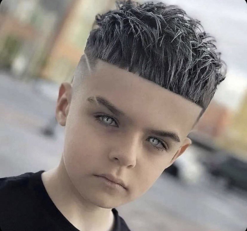 ansufatidico's tweet photo. Hoy es el cumpleaños de mi hijo, como regalo le dije:

Yo: tienes 150 euros reserva el GTA 6 y compra el vinilo de un verano sin ti de bad Bunny.

Hijo: no padre, yo quiero libros de schopenhauer y John locke, además de un vinilo Frank sinatra y aretha franklin

Tiene 4 años. https://t.co/X82FqNDCbW