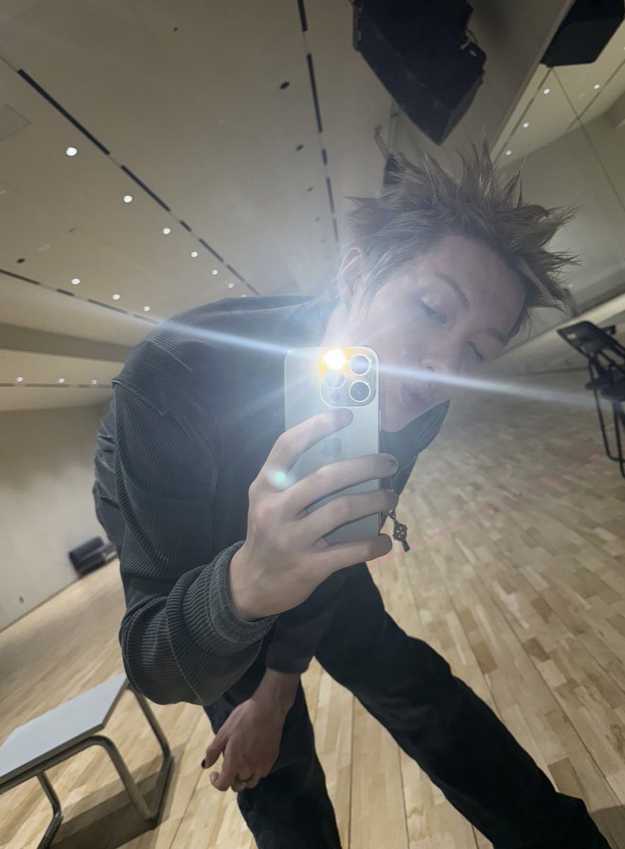 acervomartin's tweet photo. 1 ano que essas fotos icônicas foram postadas no weverse 😭😭😭😭🤲🤲 #spikytin #마틴 #MARTIN https://t.co/5SL0ycNasD