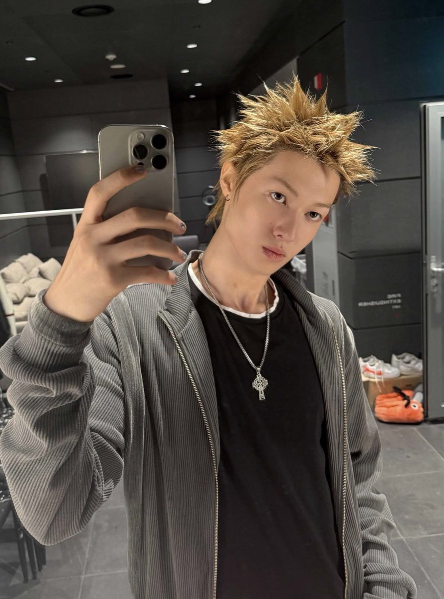 acervomartin's tweet photo. 1 ano que essas fotos icônicas foram postadas no weverse 😭😭😭😭🤲🤲 #spikytin #마틴 #MARTIN https://t.co/5SL0ycNasD