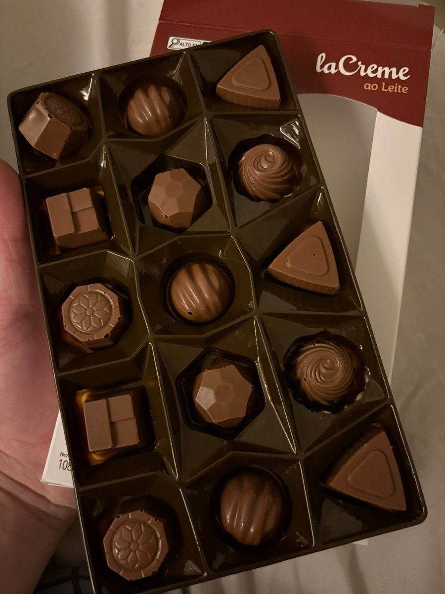 InsiderSeducao's tweet photo. acabaram de me mandar um chocolate CacauShow no trabalho e eu queria muito achar isso romântico, mas não faço ideia de quem foi 😭

agora estou aqui pensando se como ou se é exatamente assim que começam os documentários de true crime https://t.co/3EVEz9eyt5