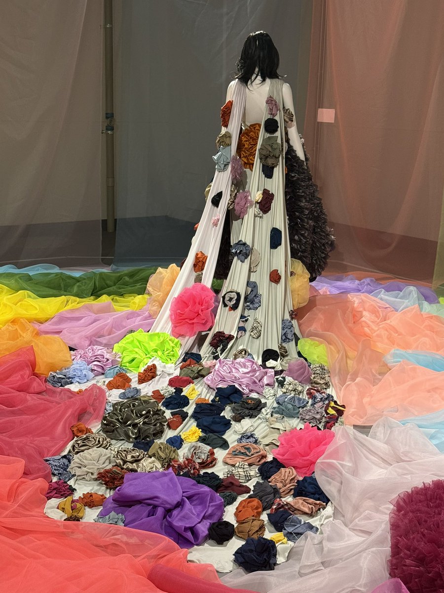 himenotakashima's tweet photo. 墨田区アートイベント　
#すみだ五彩の芸術祭　がスタート。気になっていたデザイナーTomo Koizumi/小泉智貴さんの展示に。書いてあることも良かった。
いつかバーレスクのラッフルボア作ってほしい。

千葉大学キャンパスで入場無料。
東武亀戸線小村井駅最寄り、ちょうど9/5（土）9/6（日）に小村井香取神社のお祭りがあるから墨田区文花散策には良さそう。

#墨田区　#カラフルでボリュームあるものが好き
@sumida_artfest
