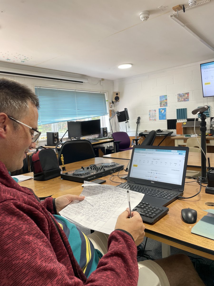 SpiralWaveRadio's tweet photo. Alan running us through last weeks results in the Premier League on our ‘Final Whistle’ show!
Lots of gossip to discuss after the transfer window closed on Tuesday. Next up, the predictions for Gameweek 3!
Who will come out on top? ⚽️
#Inclusion #DayService #football #Finalw https://t.co/lomEepCqDz