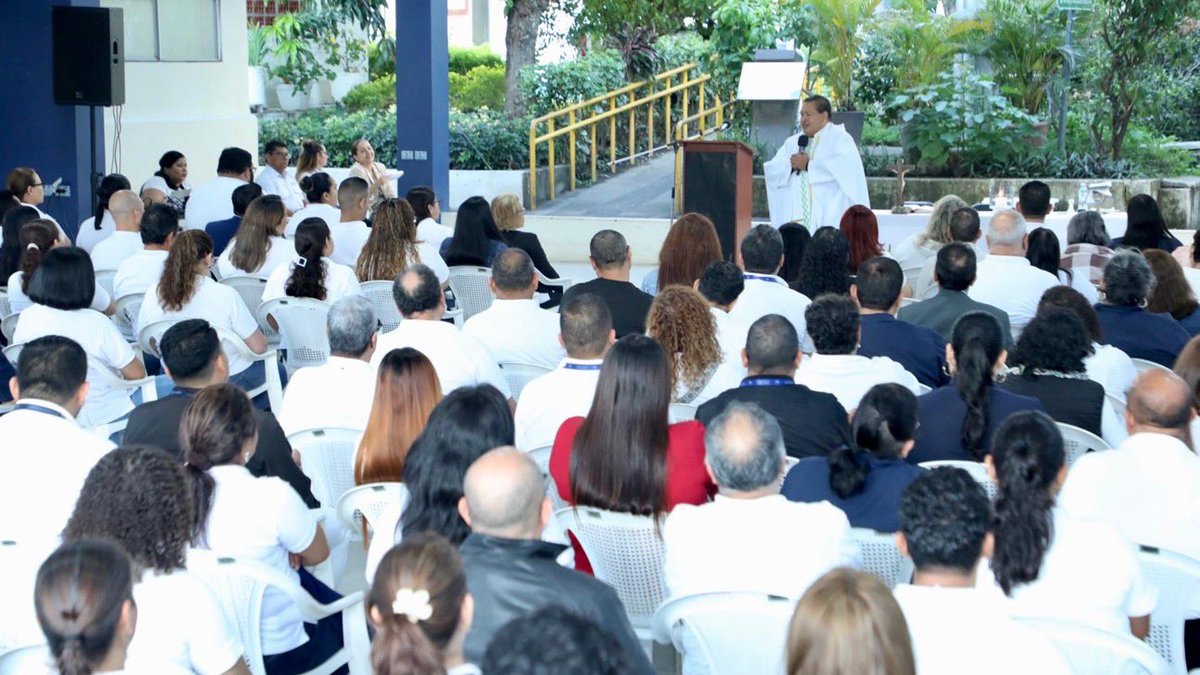 STAMSS_'s tweet photo. Ministro de Trabajo, @RolandoCastroSv: “Este día desde las 06:00 am hemos iniciado una Misa.

Para pedir a Dios todopoderoso por nuestro compañero Christian Abrego.

Quien todavía está en la UCI producto de un estado de coma inducido debido a fracturas del cráneo e inflamación de su masa encefálica.

Su estado sigue siendo crítico y todo fue debido a una empresa irresponsable que no sabe cómo hacer su trabajo.

Elevamos nuestro pedido a Dios ya que Christian está en sus manos, los equipos de salud están haciendo todo su esfuerzo para que un joven de 27 años siga con vida y logre estar de nuevo con su hija de apenas un año. 🙏”.