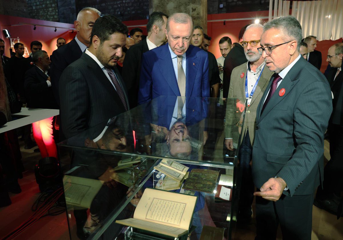 Akparti's tweet photo. "Geçmişine bigane olanın, geçmişiyle bağı kopanın, hele hele geçmişini inkar edenin inşa edebileceği bir istikbal asla yoktur."

Cumhurbaşkanımız Sayın Recep Tayyip Erdoğan, “Kitaba Vefa: Cilt Sanatı ve Restorasyon Sergisi” programına katıldı. https://t.co/eC9U969GTP