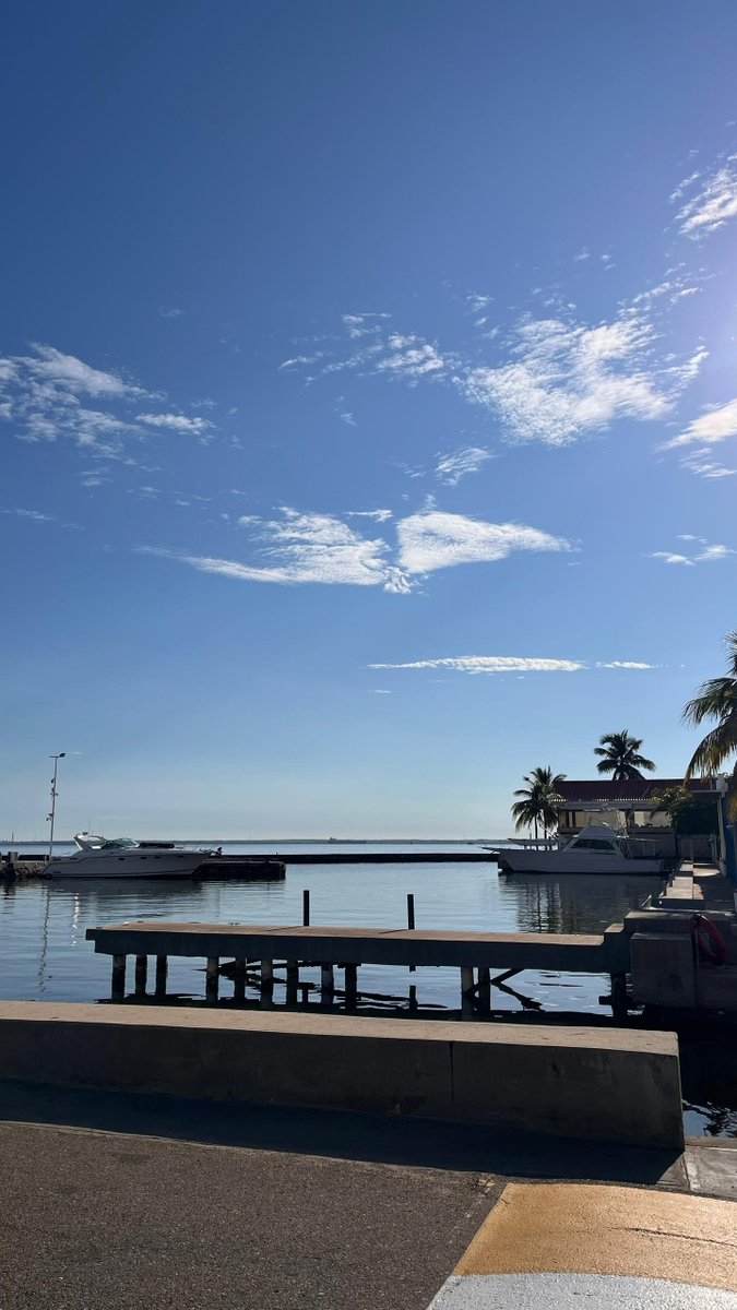 LuzuVenezuelaa's tweet photo. Un cepillado, esta vista al Lago de Maracaibo y @nadiedicenada_  ese es el plan de nuestra comunidad desde Venezuela para darle la buena vibra a los chicos 🇻🇪💖 @santitalle #margelita #MomiGiardina #NDN #NadieDiceNada #luzutv #LuzuVenezuelaa https://t.co/gNGMV6y9Ny