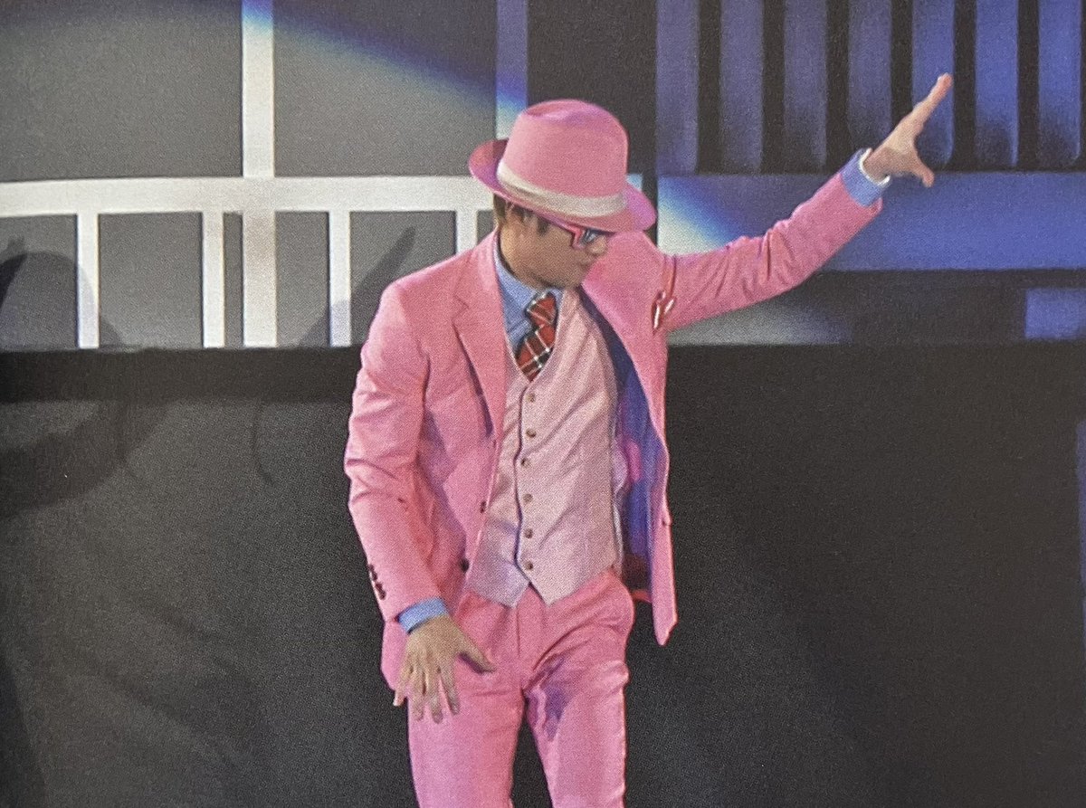 shibuki0818's tweet photo. 今日ミスエス観てて改めて思った。
ピンクのスーツって普通なら服に着られてしまいがちなのに、あそこまで上品かつ華やかに自分のモノにできるのは、長年第一線で光を浴び続けてきた中居正広という人の持つ圧倒的なオーラと品格があってこそだと思う。 https://t.co/BZXlI8SEiB