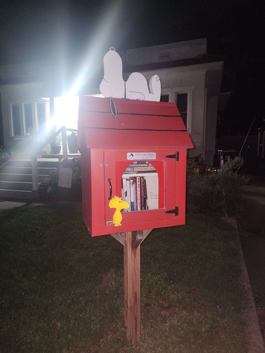 NebraskaComics1's tweet photo. #LittleFreeLibrary #TakeABookLeaveABook #LincolnNE #LincolnNebraska #ComicBooks #Comics #FreeBooks #BookDrop #NightDrop #Neighborhood #ReadLocal #Lincoln https://t.co/3O2Vsbz95A