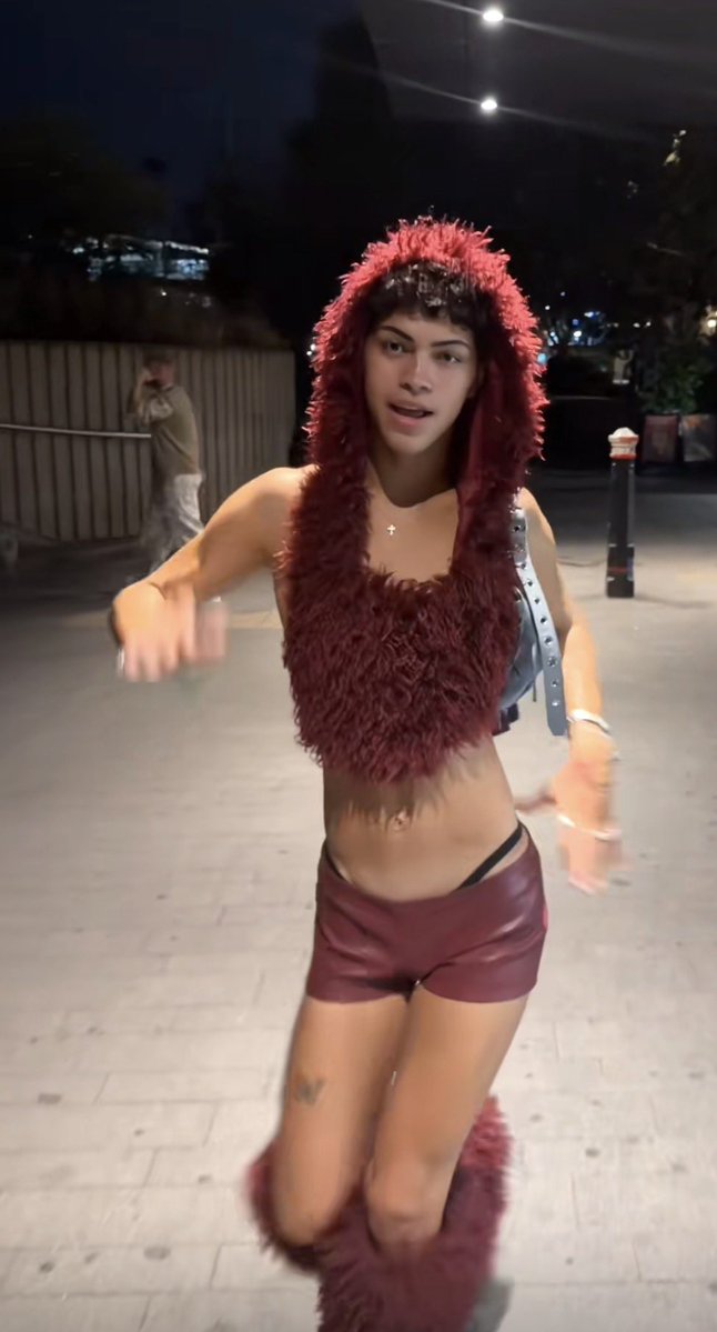 Cript102's tweet photo. why is he wearing that omg… and he says he’s not fem @chriscotter https://t.co/AgrT4Evt4r