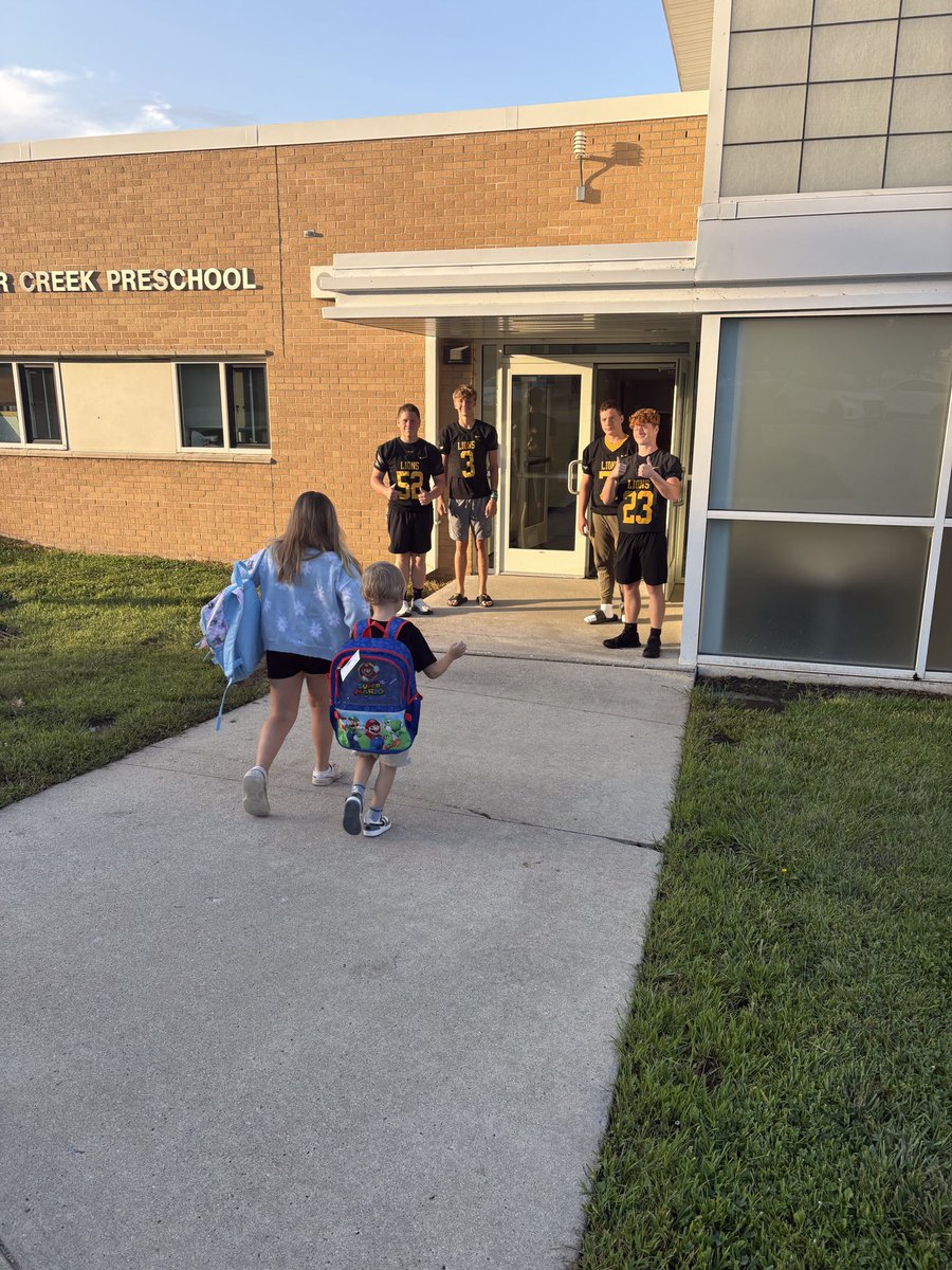 ClearLakeFB's tweet photo. Clear Lake Lions Football were greeters this morning at the doors of the elementary!! We hope to see many young Lions at the big game with Humboldt tonight at 7:30 at Lions Field!!
#LIONS https://t.co/W9LMRbSBEJ