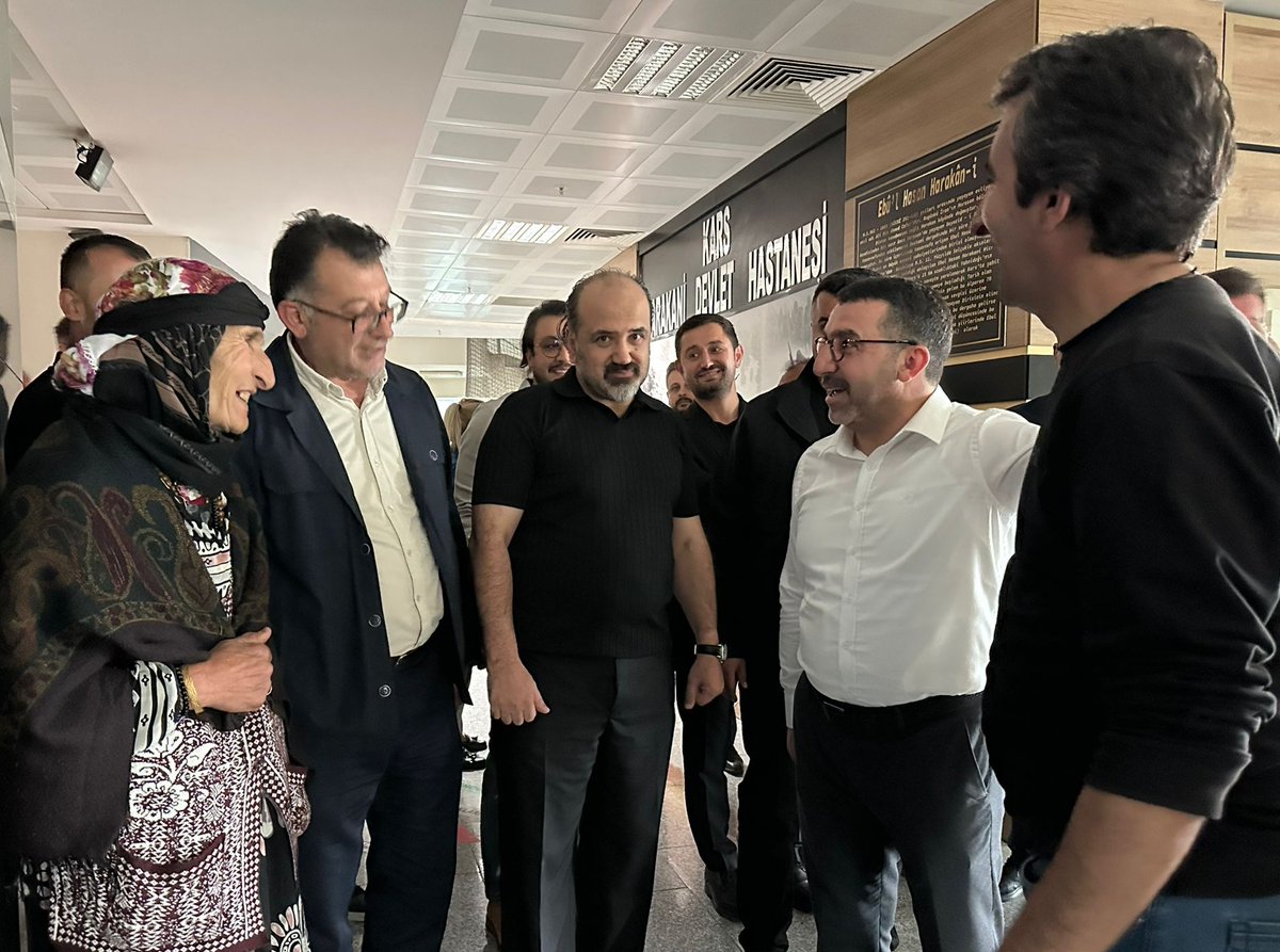 Ademcalkin's tweet photo. 📍Kars Harakani Devlet Hastanesi

Harakani Devlet Hastanemizi, İl Başkanımız Muammer Sancar, İl Sağlık Müdürümüz Uzm. Dr. Arif Eker ile birlikte ziyaret ederek, Hastane Başhekimimiz Oparatör Dr. Şahin Kahramanca'dan hastanede yapılan çalışmalar hakkında bilgi aldık. Hasta yakınlarımızla selamlaştık. Hastalarımıza acil şifalar diledik.

Sağlık yatırımlarımız hız kesmeden devam ediyor. 500 Yataklı Bölge Hastanemiz her geçen gün biraz daha yükseliyor.

İmkanlarımız ölçüsünde her alanda ve sağlık alanında kendi kendine yeten bir Kars için çalışıyoruz.

Tüm hemşerilerime sağlık ve afiyet diliyorum.
#KarsİçinCanlaBaşla