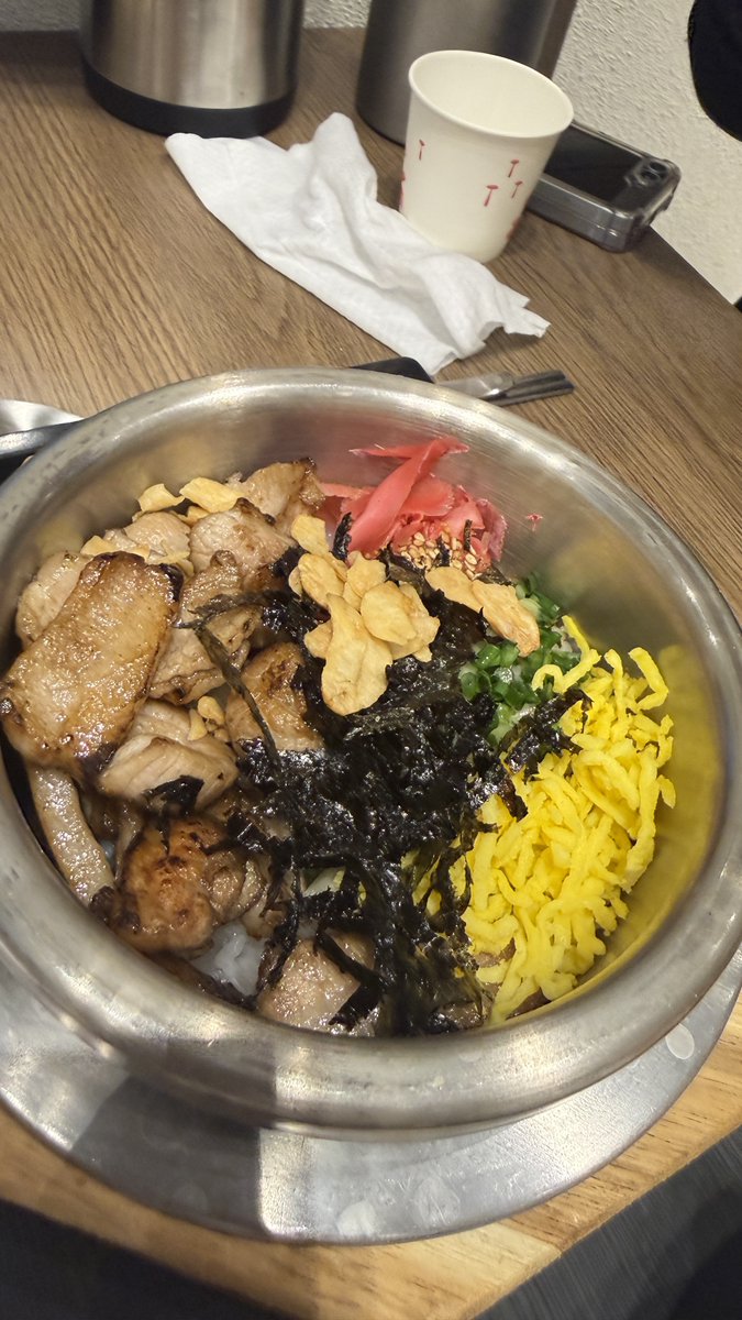 useunuz's tweet photo. 이마트검단점 들렀다가 항정살솥밥이랑 비빔냉면 세트 먹었습니다. 솥밥은 생각보다 빨리 잘 나왔고, 간장이랑 소스 비벼 먹으니 맛있었어요. 비빔냉면은 면이 가는 편이라 먹기 편했고, 갈비까지 같이 나와 구성이 괜찮았습니다.#이마트검단점 #검단맛집 #항정살솥밥 #비빔냉면 https://t.co/13mopsXmKZ