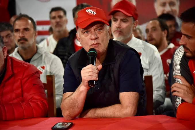 nelsonlafit's tweet photo. 🔴Néstor Grindetti en Radio La Red:

-"No entiendo la marcha de hoy, si es por la fecha de elecciones, porque ya está encaminada. Si la marcha es por criticarnos un poco, yo reconozco que deportivamente no salieron las cosas"

-"Ahora hay muchas cosas que no afloran... como todas las obras que hemos realizado en los predios"

-"Yo tengo empatía con el socio. Cuando alguien me putea no me gusta, pero lo entiendo, porque el hincha está enojado y descarga contra dirigentes, técnicos o jugadores"

-"Como dirigente tengo la obligación de pensar con equilibrio entre mi deseo como hincha de salir campeón y la responsabilidad como dirigente de dejar la economía ordenada; por eso vendimos a 3 titulares"

-"No cumplí la meta que me fijé cuando llegué a Independiente, pero muchas cosas sí se fuerona haciendo"